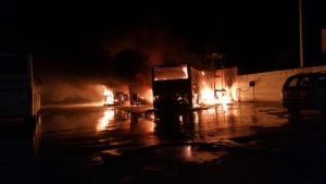 L'autobus incendiato