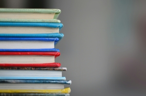 Fila da 6 libri uno sopra l' altro di diversi colori